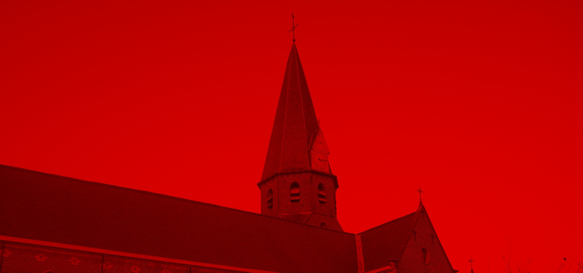 De parochiekerk van Eksaarde in dieprode tint — het herkenbare middelpunt van het dorp